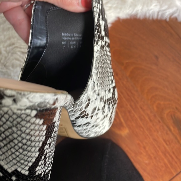 ✨ALDO BLACK AND WHITE CLOSED TOE BOOTIES✨ SIZE 7 - Picture 7 of 7